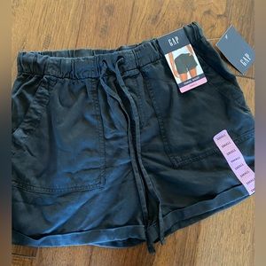 Gap Tencel short. Size small. NWT. Black.